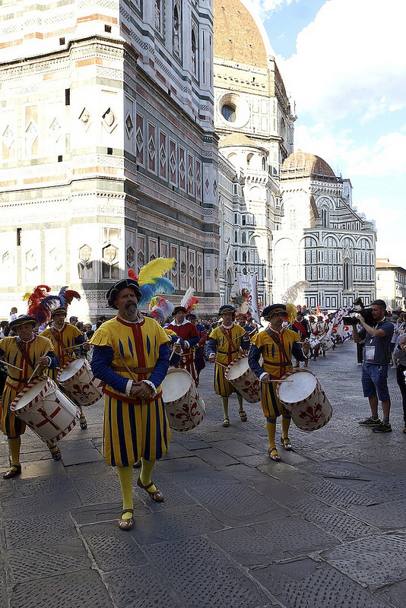 La sfilata, partita dal Duomo,  stata accompagnata dagli sbandieratori.